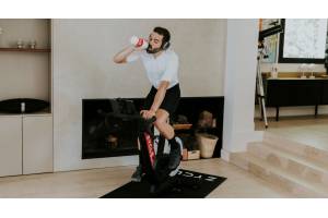 Qué ponerse para hacer ciclismo indoor en casa: prendas cómodas, transpirables y con estilo