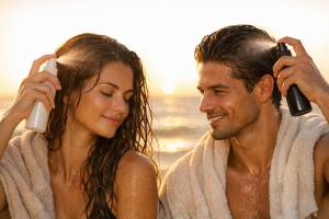 Cuidados imprescindibles para el cabello tras la playa y la piscina